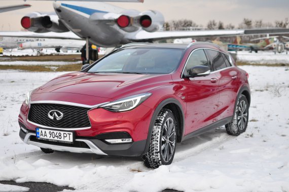 ”Інфініті QХ30” має кліренс 20,2 сантиметра. Її світлодіодні фари спрямовують пучок світла у бік повороту керма