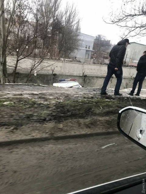 В Одессе полицейские упали с моста