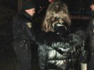 У центрі Миколаєва нетвереза жінка викинула з моста у річку власну дитину.  Рятували 9-місячне немовля з крижаної води  патрульні,  медики,   громадяни, і співробітники ДСНС. Матір поліцейські затримали та доставили до відділку
