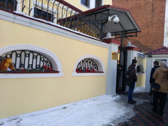 Цветы под консульством РФ в Харькове