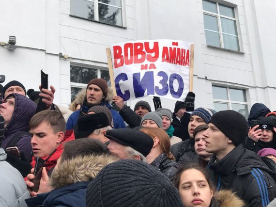 Митингующие требуют отставки губернатора Кемеровской области Амана Тулеева, который во время пожара в ТРЦ "Зимняя вишня» не посетил место происшествия