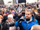 Мітингувальники вимагають відставки губернатора Кемеровської області Амана Тулєєва, який під час пожежі у ТРЦ "Зимова вишня" не відвідав місце події
