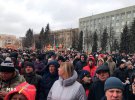 Митингующие требуют отставки губернатора Кемеровской области Амана Тулеева, который во время пожара в ТРЦ "Зимняя вишня» не посетил место происшествия