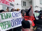 Митингующие требуют отставки губернатора Кемеровской области Амана Тулеева, который во время пожара в ТРЦ "Зимняя вишня» не посетил место происшествия