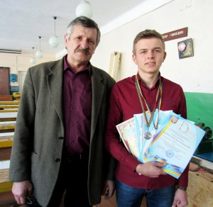 Олександр Марчук з вчителем Юрієм Купріюком.