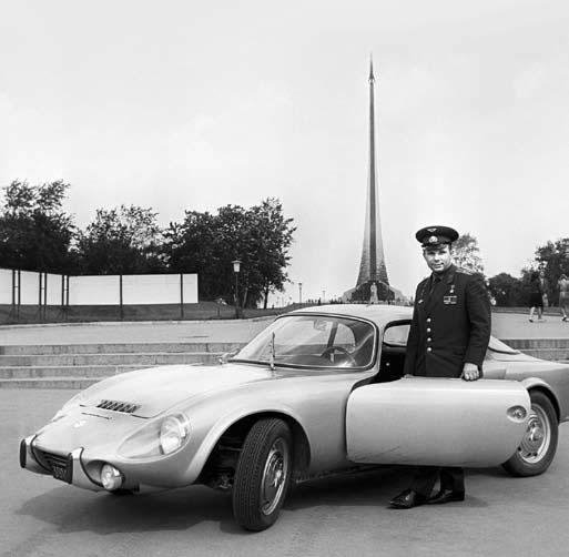 Французы заметили интерес и приняли решение - подарить машину Юрию Гагарину.