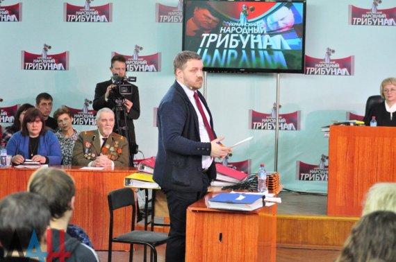 Боевики ДНР устроили "народный трибунал" для Петра Порошенко.