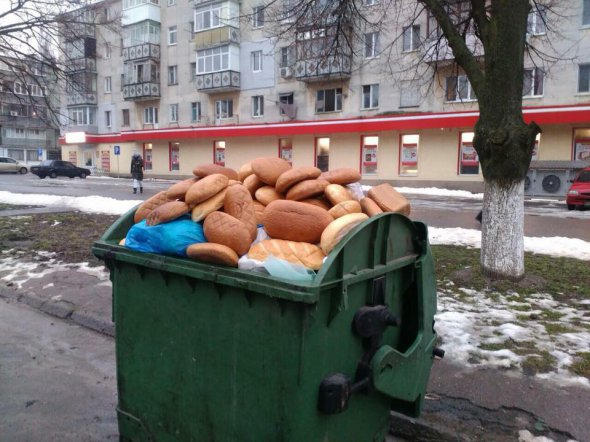 Хлеб в помойке возле супермаркета "Таврия" в Одессе