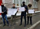 Активисты устроили проводы российским дипломатам