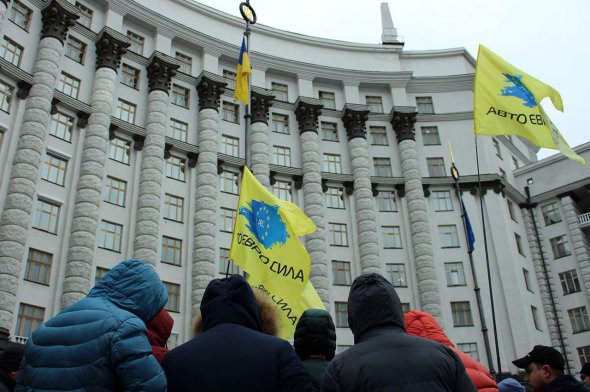 Под стенами Верховной Рады Украины состоялся пикет с призывами к главе парламента Андрею Парубию не поддерживать Ноняка