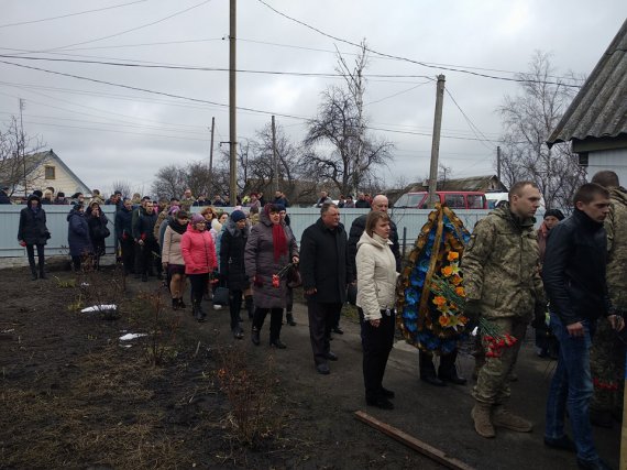 Із загиблим 22-річним десантником прийшли попрощатися бойові побратими, друзі й однокласники