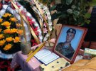 Із загиблим 22-річним десантником прийшли попрощатися бойові побратими, друзі й однокласники