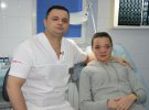 Ганна Скорик та хірург Ростислав Валіхновський перед операцією
