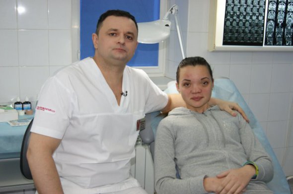 Ганна Скорик та хірург Ростислав Валіхновський перед операцією