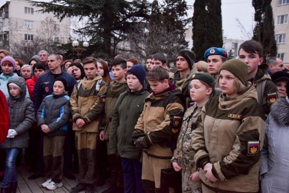 Дітей у Криму змусили одягнути камуфляж на мітинг