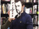 Мастерская замена лицо обложкой книги: новый тренд в Инстаграм. Фото: instagram.com/librairie_mollat/