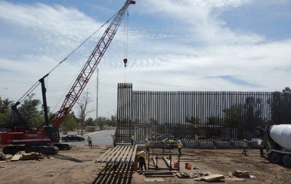Стену на границе с Мексикой строят быстрыми темпами