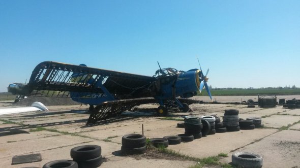 Вертоліт Мі-8 і літак Ан-2 на аеродромі в Краматорську після вибуху.