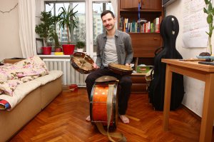 Андрій Левченко тримає саморобні бубни у своїй квартирі. Навчатися грати на них почав п’ять років тому. Є учасником київських гуртів ”Надобридень” та ”ЮС Орчестра”
