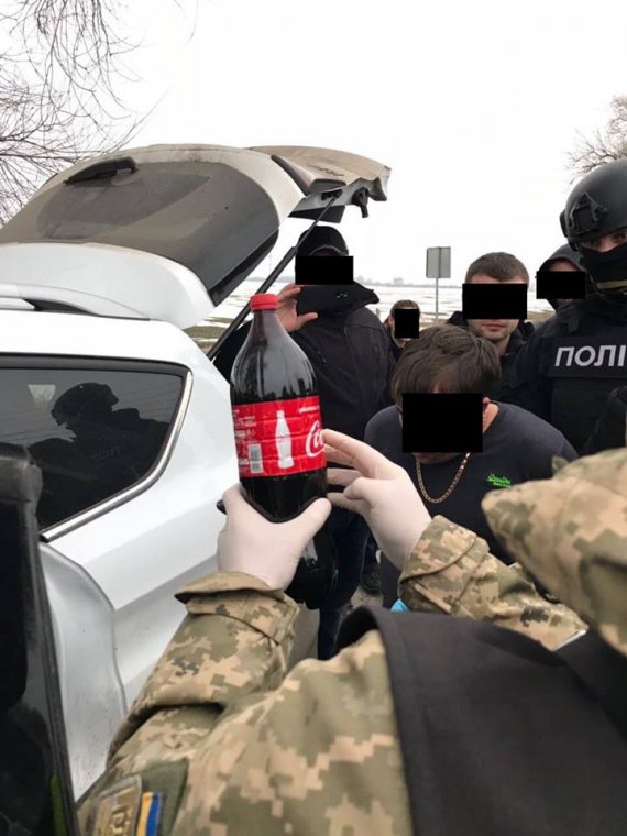 Правоохоронці провели наймасштабнішу за останній час спецоперацію із затримання наркоторговців та перевертня у пагонах