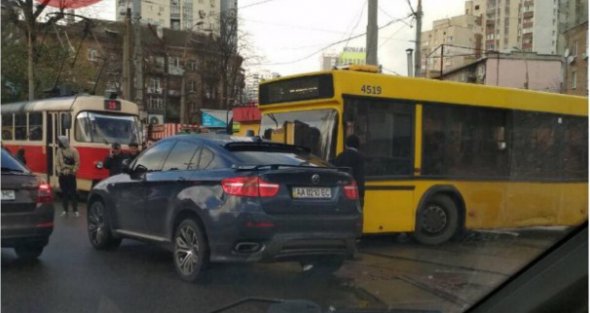 Автомобиль припарковался так, что одновременно заблокировал движение трамвая и автобуса.По сообщению "Киевпасстранса", движение трамваев и автомобилей остановили на 35 мин.