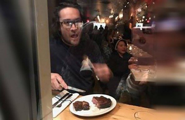 Шеф повар из Торонто ест стейк перед веганами