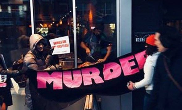 Протест веганов перед рестораном Antler Kitchen and Bar в Торонто, Канада