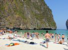 Популярний екзотичний пляж у Таїланді закриють через 15-річне нашестя туристів