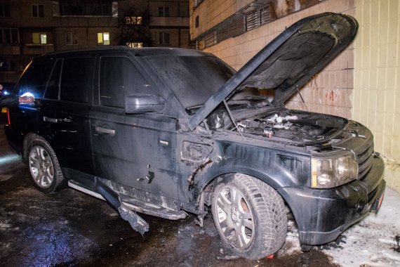 У Києві невідомі облили пальним та підклали гранату в  автомобіль Range Rover, постраждав власник