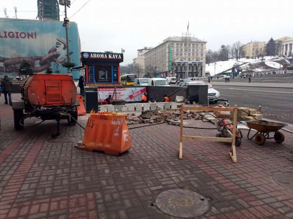 Работники перекрыли выход из подземки на улицу Крещатик со стороны Главпочтамта утром 30 марта