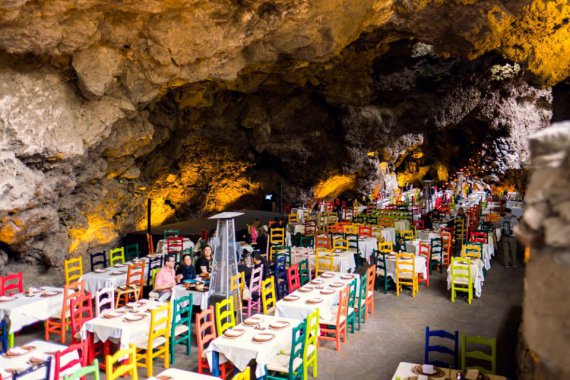 Ресторан в пещере удивляет своим меню