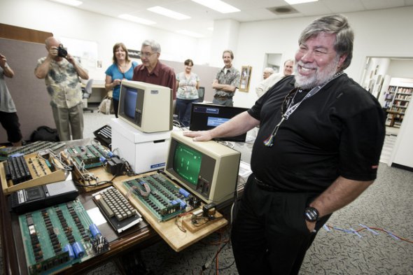 Стів Возняк показує перші комп’ютери компанії Apple 