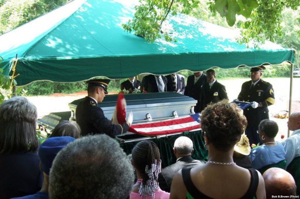 Организацией похорон в Америке занимаются специальные службы. Прощаются с покойником в поминальном доме.