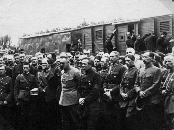 Юзеф Пілсудський та Симон Петлюра серед польських та українських офіцерів, серпень 1920 рік