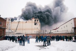 Пожар в ТЦ города Кемерово. От него погибло унес жизни 64 человека. Фото: Апостроф