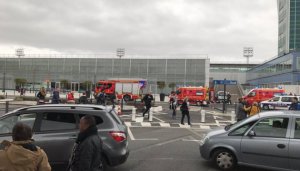 Спасатели эвакуировали людей из лондонского аэропорта из-за пожара. Фото: Sawaleif