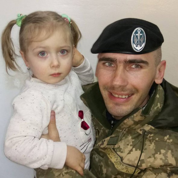 Військовий їздить до важкохворих дітей в дитячу лікарню і допомагає їм