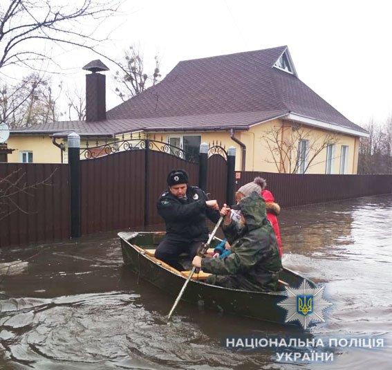 Поліцейські допомагають евакуйовувати жителів міста Охтирка з затоплених вулиць