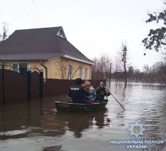 Поліцейські допомагають евакуйовувати жителів міста Охтирка з затоплених вулиць