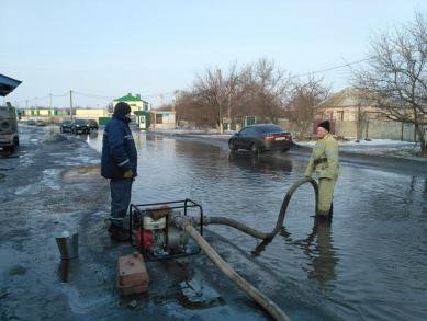 Спасатели откачивают воду из Амур-Нижнеднепровский района Днепра. Здесь отсутствует канализация