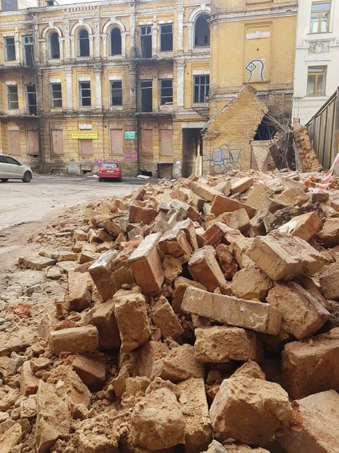 Цегляна стіна при падінні не зачепила авто або перехожих