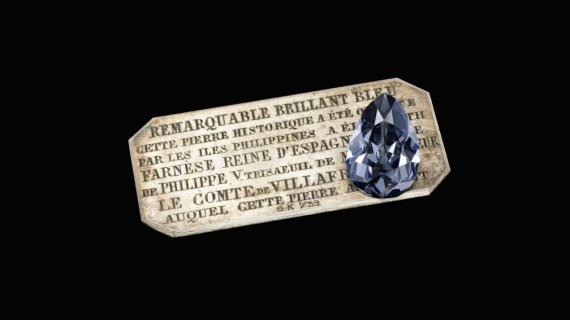 Темный серо-синий бриллиант путешествовал по странам и королевскими династиями Европы.