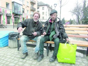 Ігор Вольський (ліворуч) із товаришем Василем сидять на лавці в центрі Тернополя. Із самого ранку просять милостиню. Інколи за день вдається зібрати 500 гривень