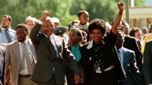 Фото, где Нельсон и Винни идут рука об руку после его освобождения, стало символом борьбы за независимость ЮАР