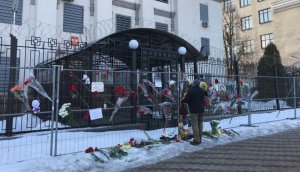 Кияни принесли квіти, ікони та іграшки до посольства Росії на Повітрофлотському проспекті. Люди висловлювали співчуття через пожежу в торговельно-розважальному центрі ”Зимова вишня” в місті Кемерово 25 березня. Там загинули 64 людини