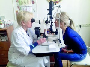 Лікування глаукоми починають із крапель, що знижують внутрішньоочний тиск. Також застосовують лазерну терапію. Це безболісна процедура, яку роблять кілька разів
