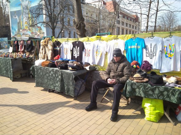 На стихійному ринку національної символіки працюють близько 200 торгових наметів. Тут продають одяг, іграшки, вироби з дерева