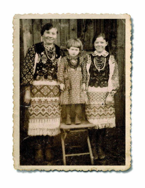 Ганна Сорока з племінницею Євою і сестрою Марією (справа наліво). 1940 рік