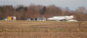 Авария произошла, когда меньший самолет хотел взлететь, а реактивный заходил на посадку