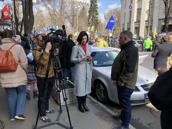Під Верховною Радою України проходить мітинг з вимогою звільнити керівника Державної служби з безпеки на транспорті Михайла Ноняка